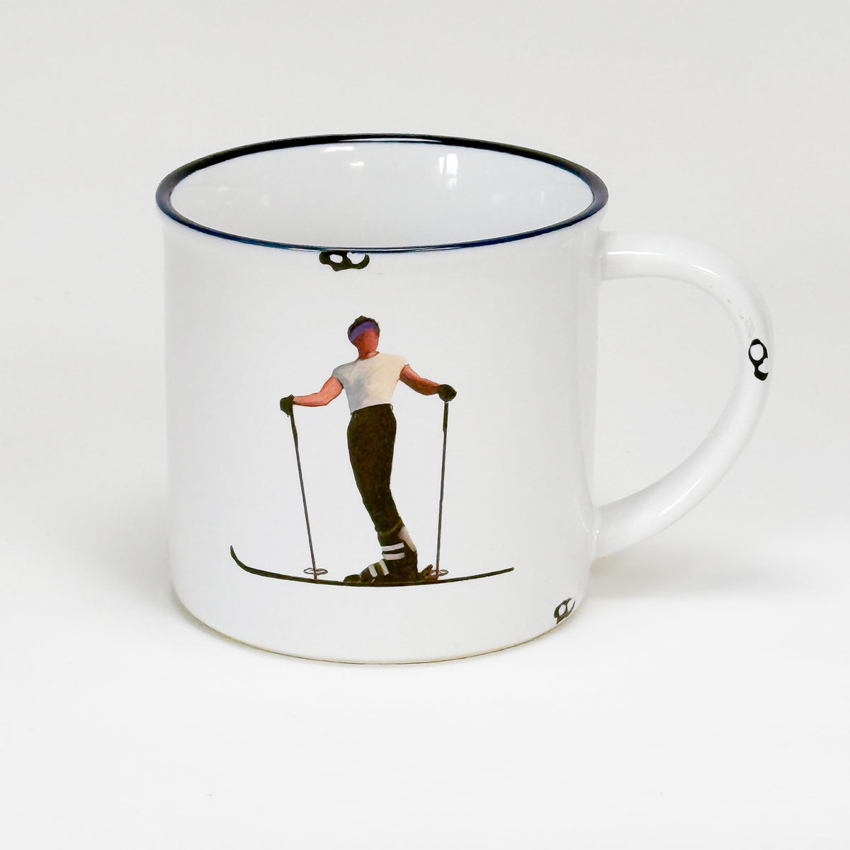 Keramiktasse, handbemalt mit einem Skifahrer im Abendlicht