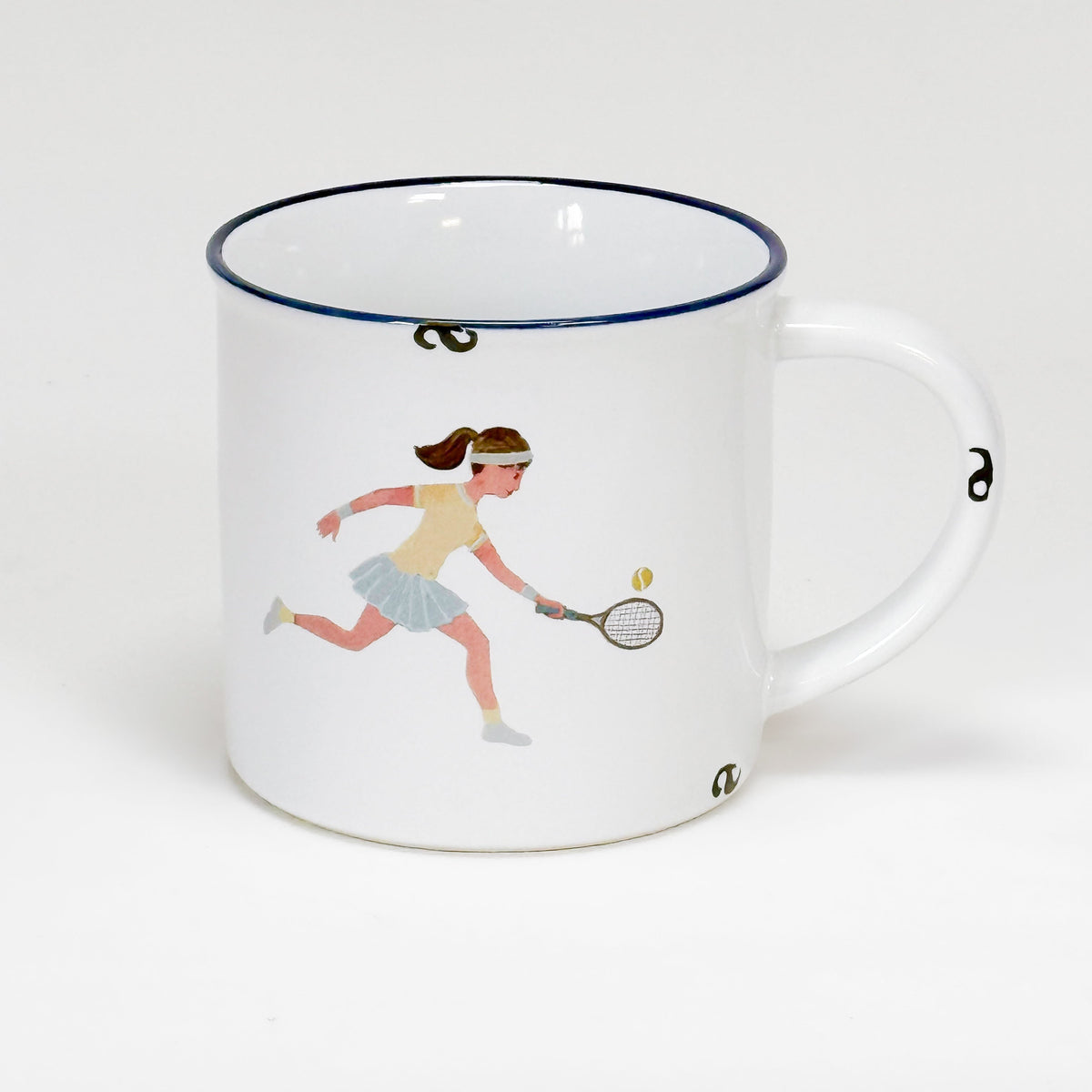 Keramiktasse, handbemalt mit einer Tennisspielerin
