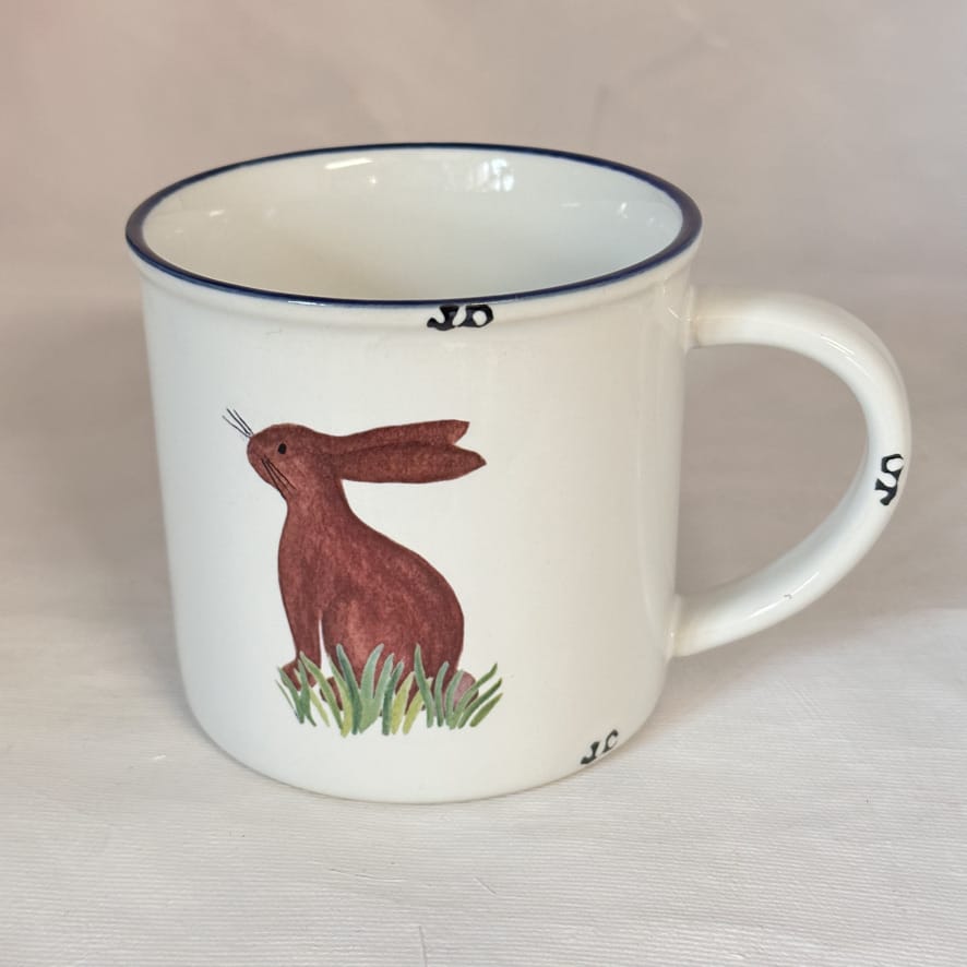 Keramiktasse Emaillelook mit blauem Rand  und einem Hasen, Größe 1: 10x10cm