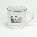 Keramiktasse im Emaille-Look mit blauem Rand mit einem Fotoapparat, Kamera, Größe 1: 10x10cm - Bild 1