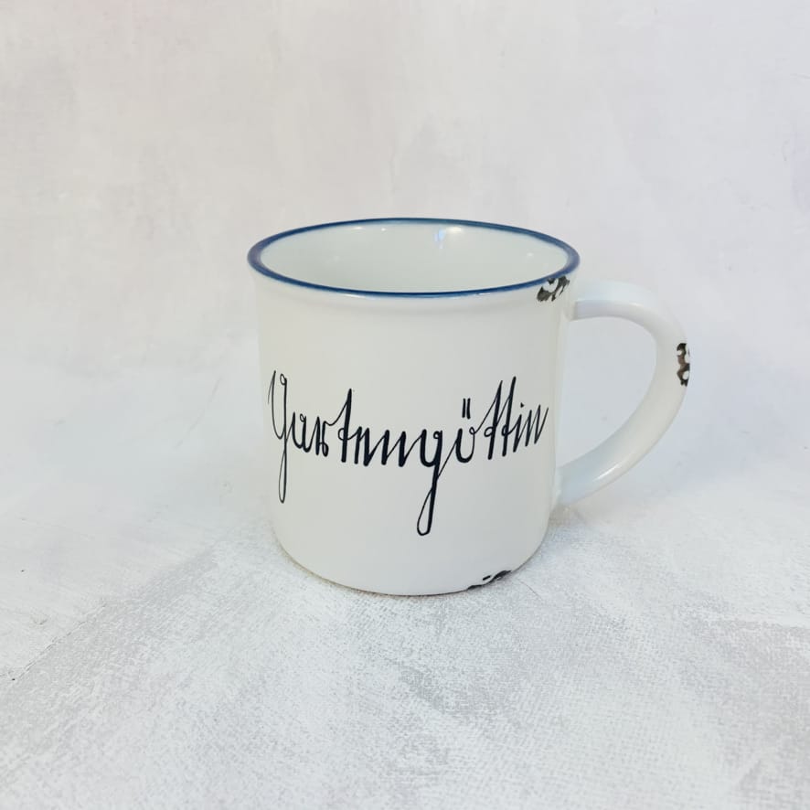 Keramiktasse im Emaille-Look mit blauem Rand, in Kurrentschrift mit "Gartengöttin" beschriftet,Größe 1:10x10cm