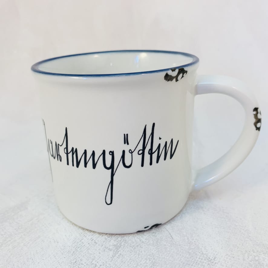 Keramiktasse im Emaille-Look mit blauem Rand, in Kurrentschrift mit "Gartengöttin" beschriftet,Größe 1:10x10cm