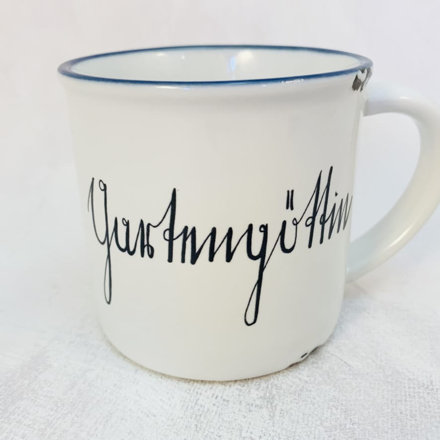 Keramiktasse im Emaille-Look mit blauem Rand, in Kurrentschrift mit "Gartengöttin" beschriftet,Größe 1:10x10cm