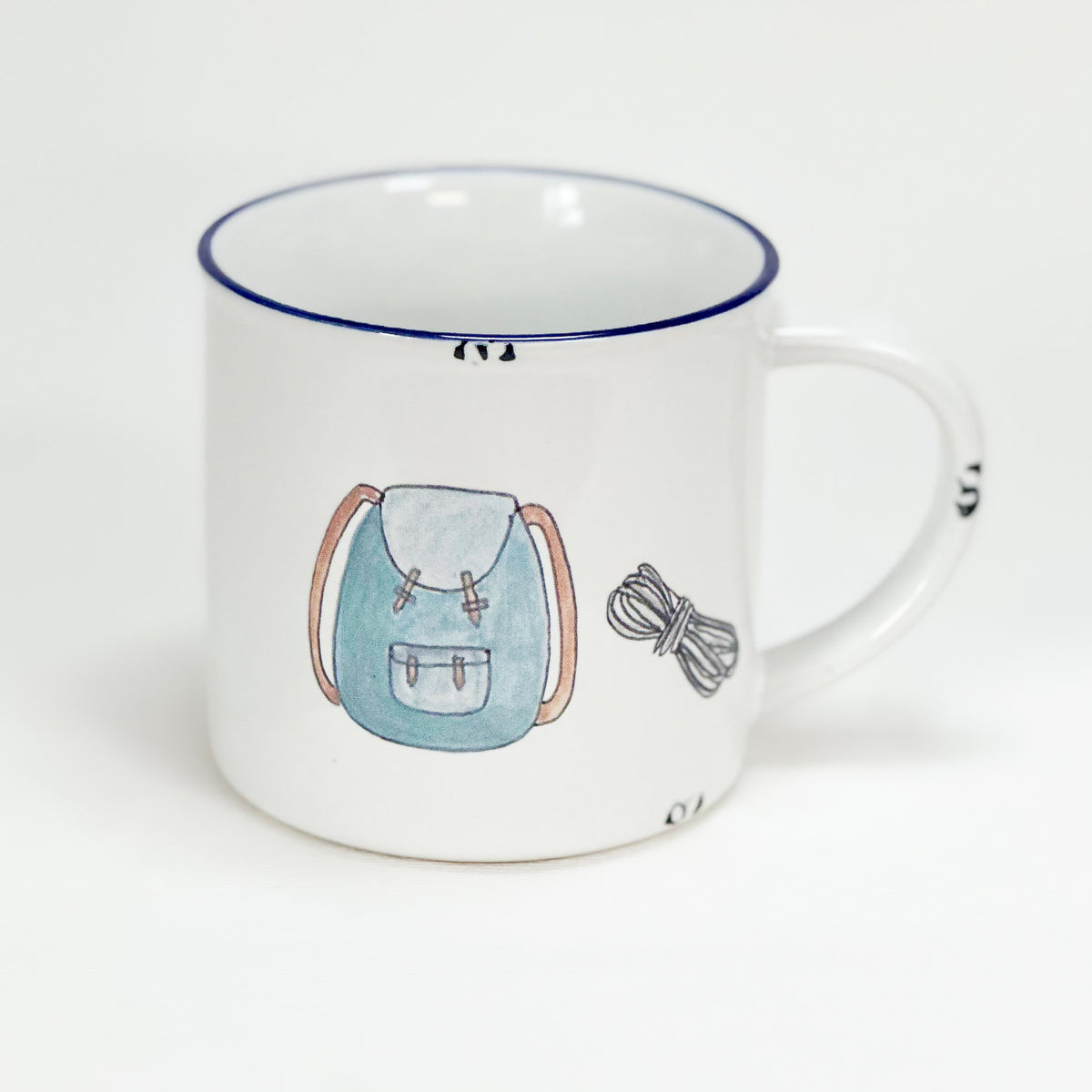 Keramiktasse im Emaille-Look mit blauem Rand, Rucksack und Kletterseil, Größe 2: 8x8 cm - Bild 1