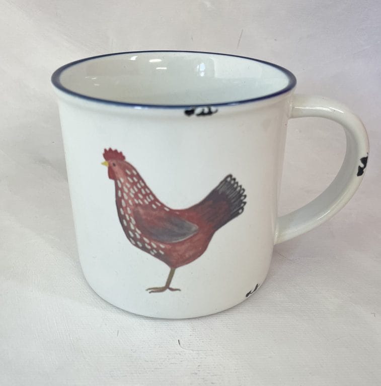 Keramiktasse Emaillelook mit blauem Rand  und einer Henne, Größe 1: 10x10cm