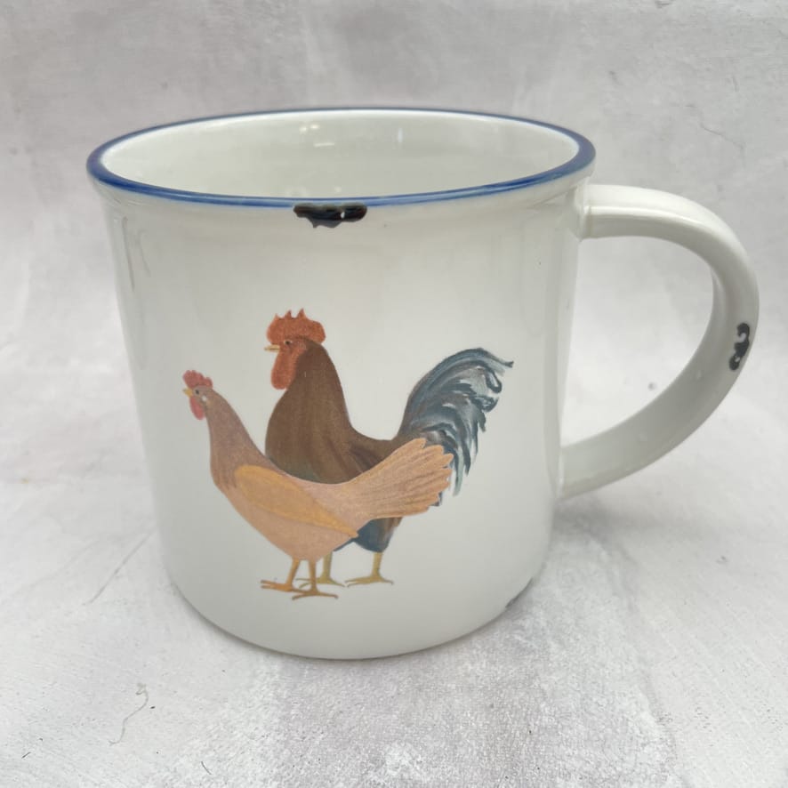 Keramiktasse Emaillelook mit blauem Rand  und einer Henne, Größe 1: 10x10cm