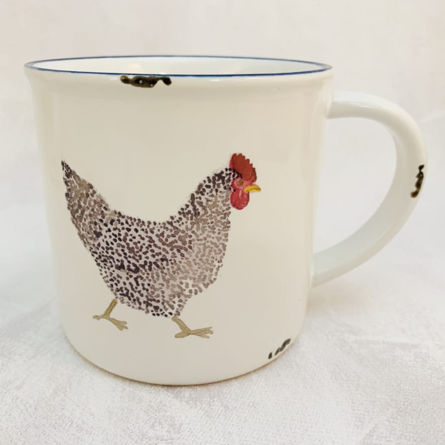 Keramiktasse Emaillelook mit blauem Rand  und einer Henne, Größe 1: 10x10cm
