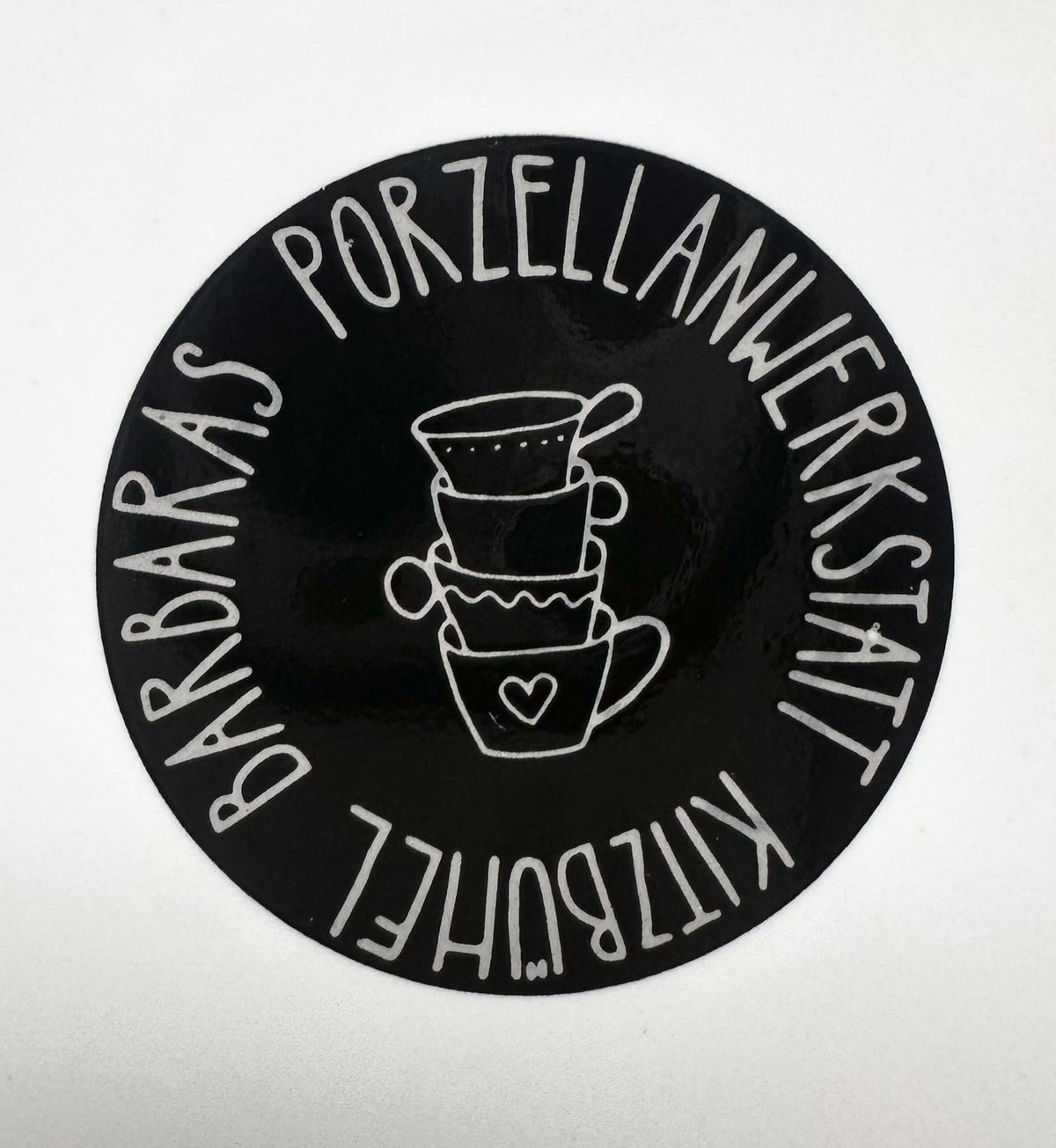 Keramiktasse im Emaille- Look 460 ml,  mit einem Schifahrer in Grätschschritt
