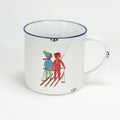 Keramiktasse im Emaille- Look, 460 ml, mit Mädel und Bub im Schlepplift - Bild 1