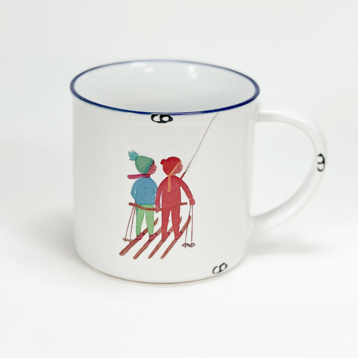Keramiktasse im Emaille- Look, 460 ml, mit Mädel und Bub im Schlepplift - Bild 1
