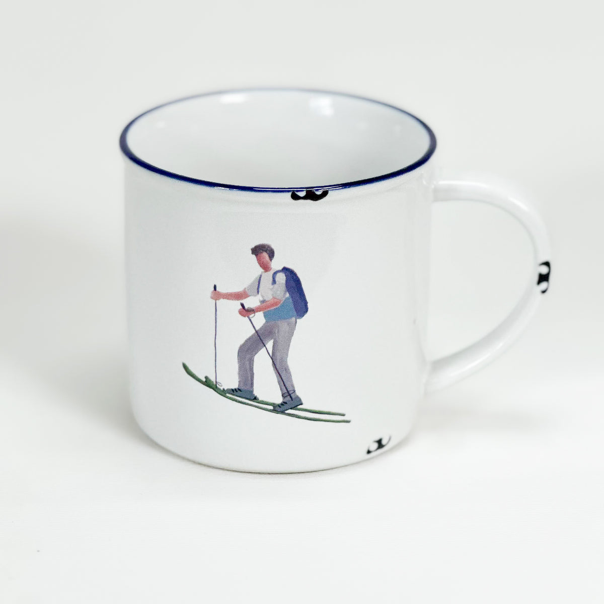 Keramiktasse im Emaille- Look 460 ml,  mit einem Tourengeher - Bild 1