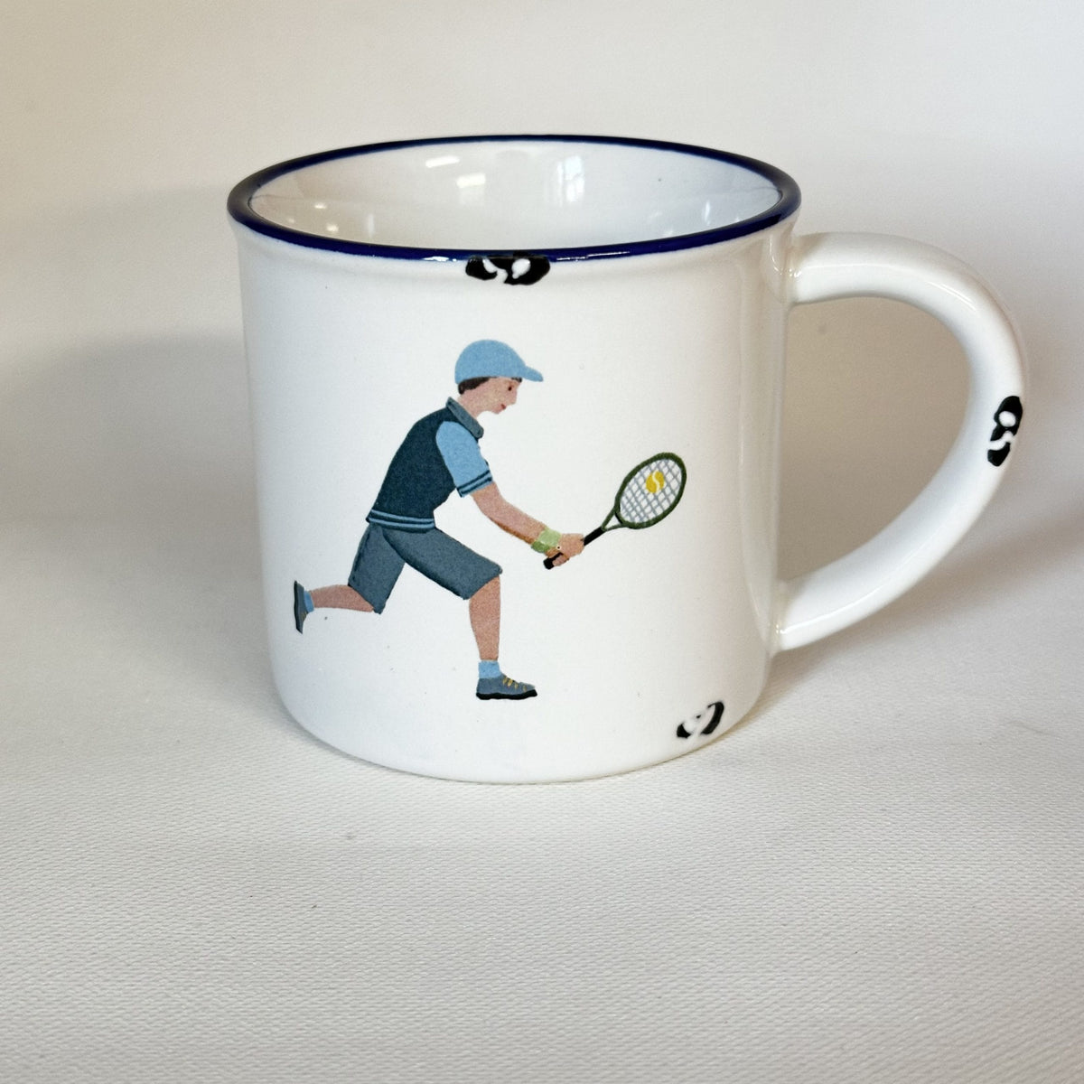 Keramiktasse im Emaille- Look mit einem Tennisspieler, vintage,  Größe 1: 0,46l