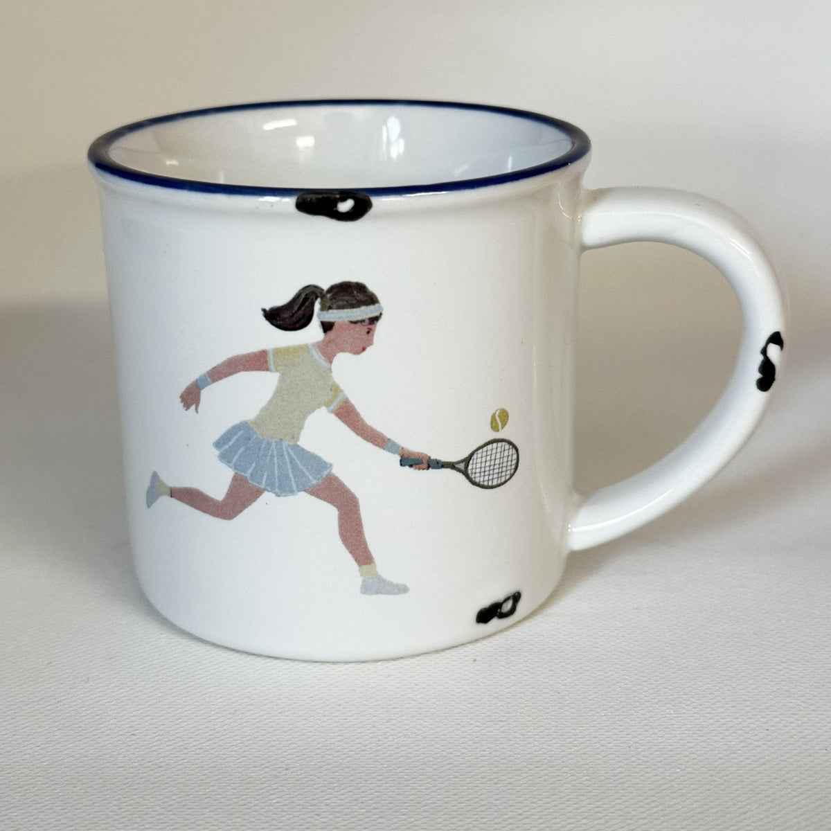 Keramiktasse im Emaille- Look mit einer Tennisspielerin, vintage,  Größe 1: 0,46l