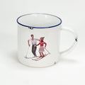 Vintage Keramiktasse im Emaille-look mit einem Skifahrer Paar in traditioneller Kleidung