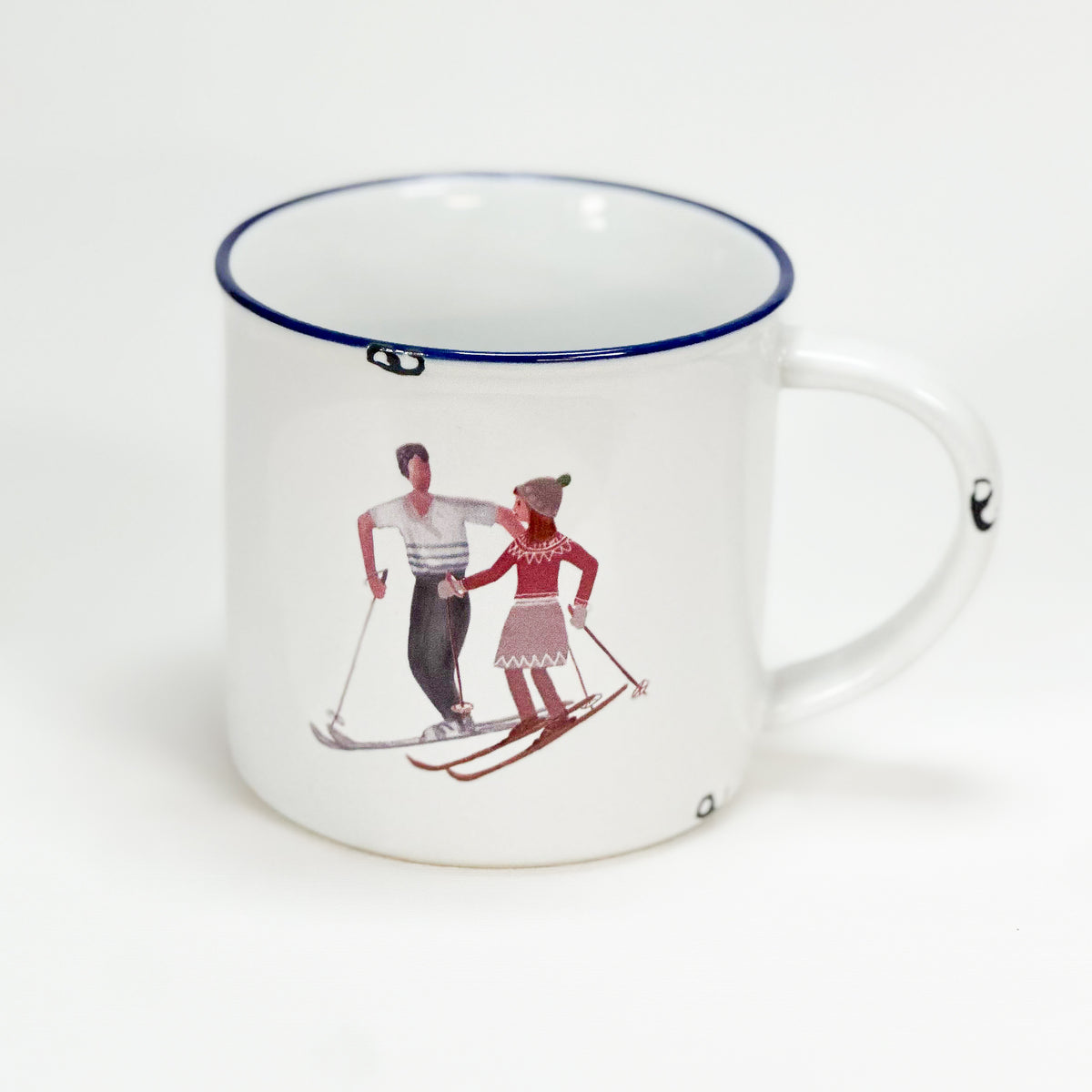 Vintage Keramiktasse im Emaille-look mit einem Skifahrer Paar in traditioneller Kleidung