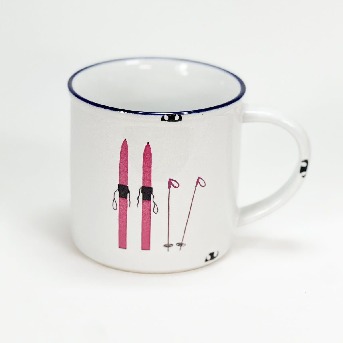 Vintage Keramiktasse im Emaille-look mit einem paar rosa-roten Ski