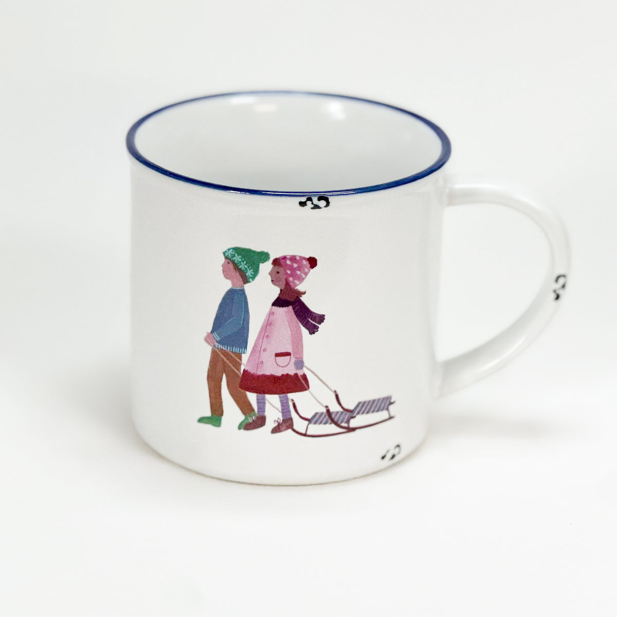 Vintage Keramiktasse im Emaille-look mit einem Bub und Mädchen auf einem Schlitten im Winter
