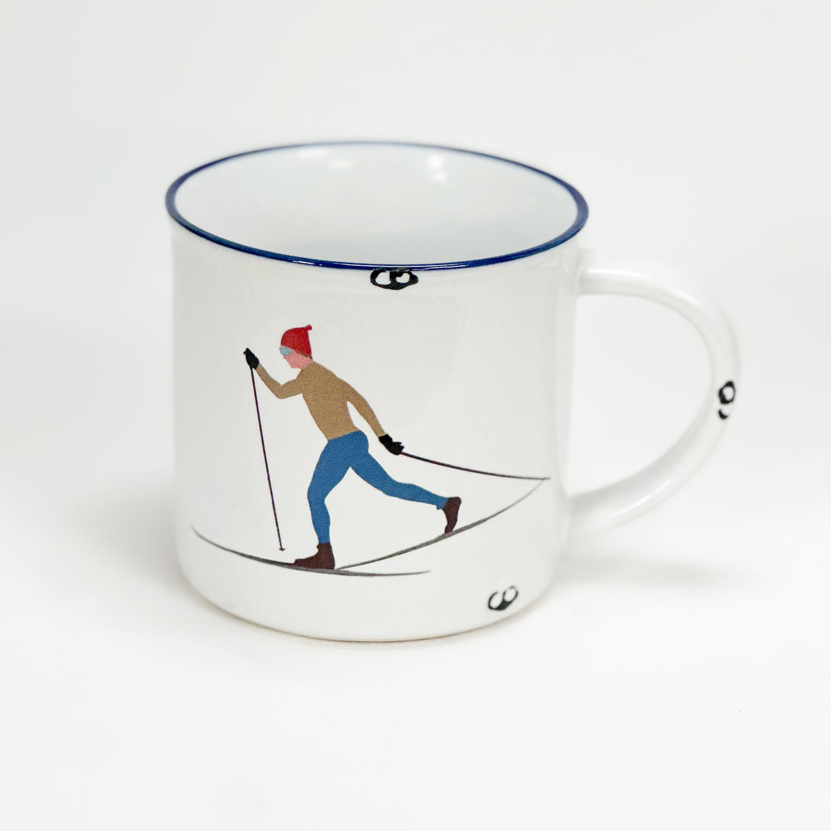 Vintage Keramiktasse im Emaille-look mit einem bunt gekleideten Langläufer