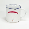 Vintage Keramiktasse im Emaille-look mit einem Paragleiter