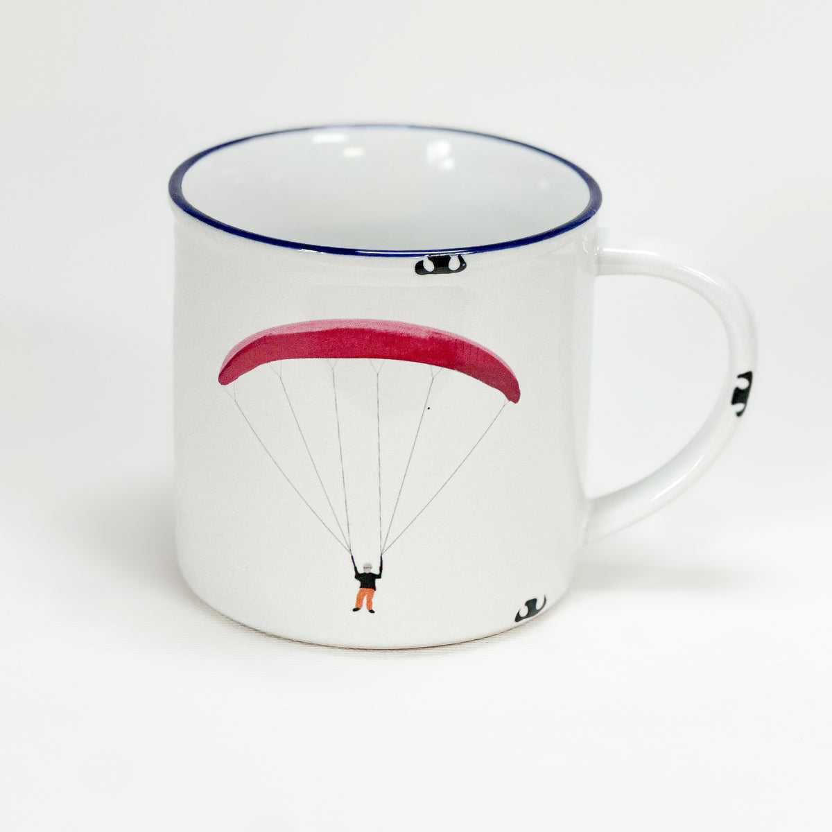 Vintage Keramiktasse im Emaille-look mit einem Paragleiter