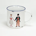 Vintage Keramiktasse im Emaille-look mit einem traditionell in Tracht gekleideten Tiroler Paar