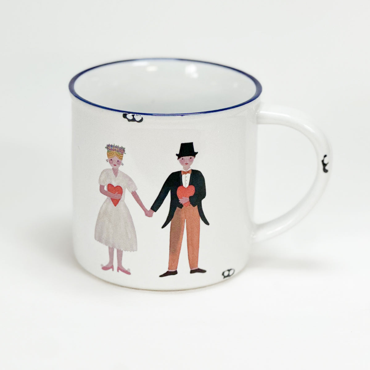 Vintage Keramiktasse im Emaille-look mit einem traditionell in Tracht gekleideten Tiroler Paar