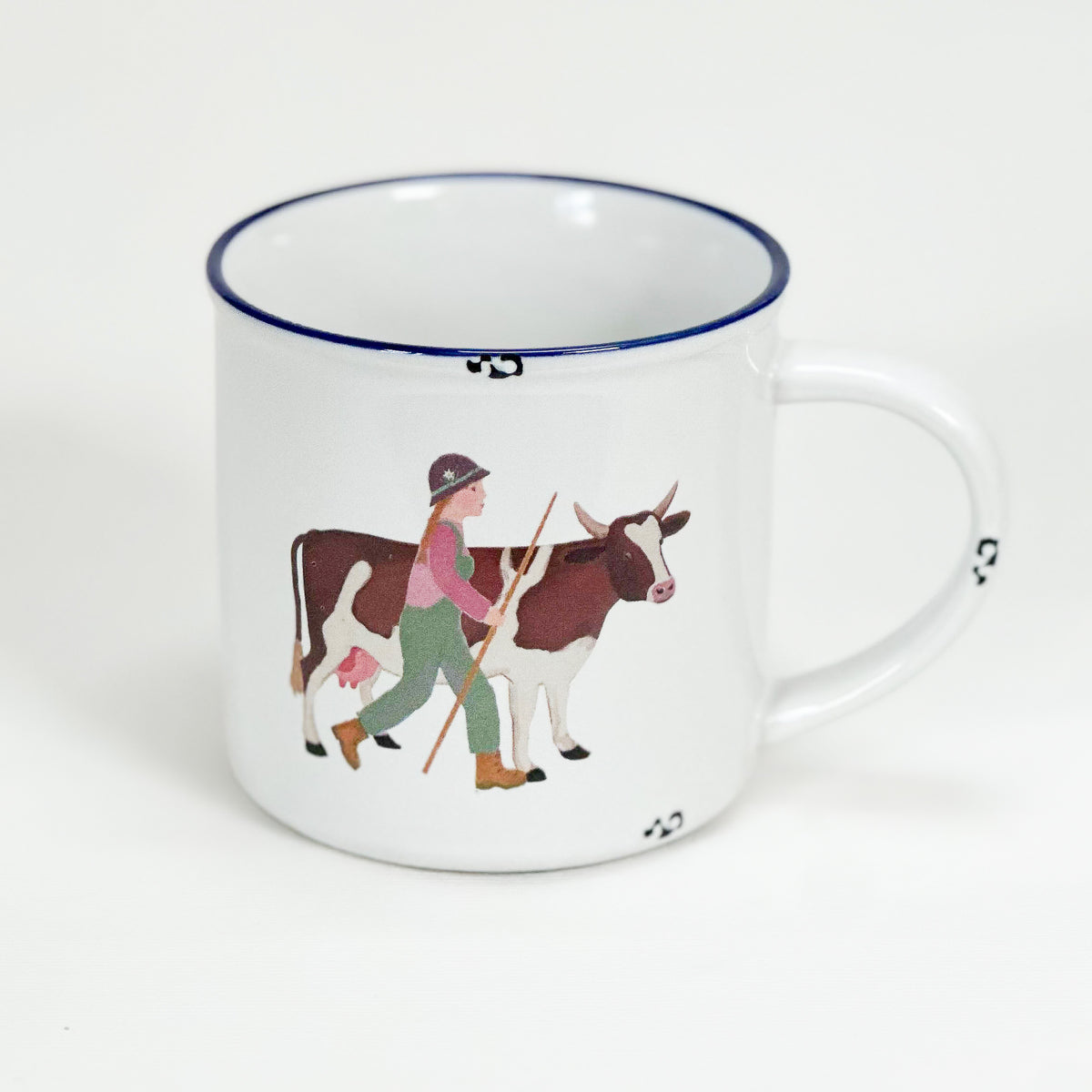 Vintage Keramiktasse im Emaille-look mit einer Bäuerin und Kuh