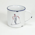 Vintage Keramiktasse im Emaille-look mit einem Skifahrer im Stil Alfons Walde