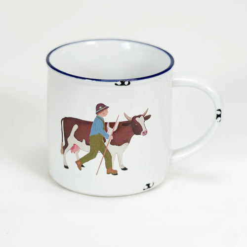 Vintage Keramiktasse im Emaille-look mit einem Bauer beim Almauftrieb in Tirol