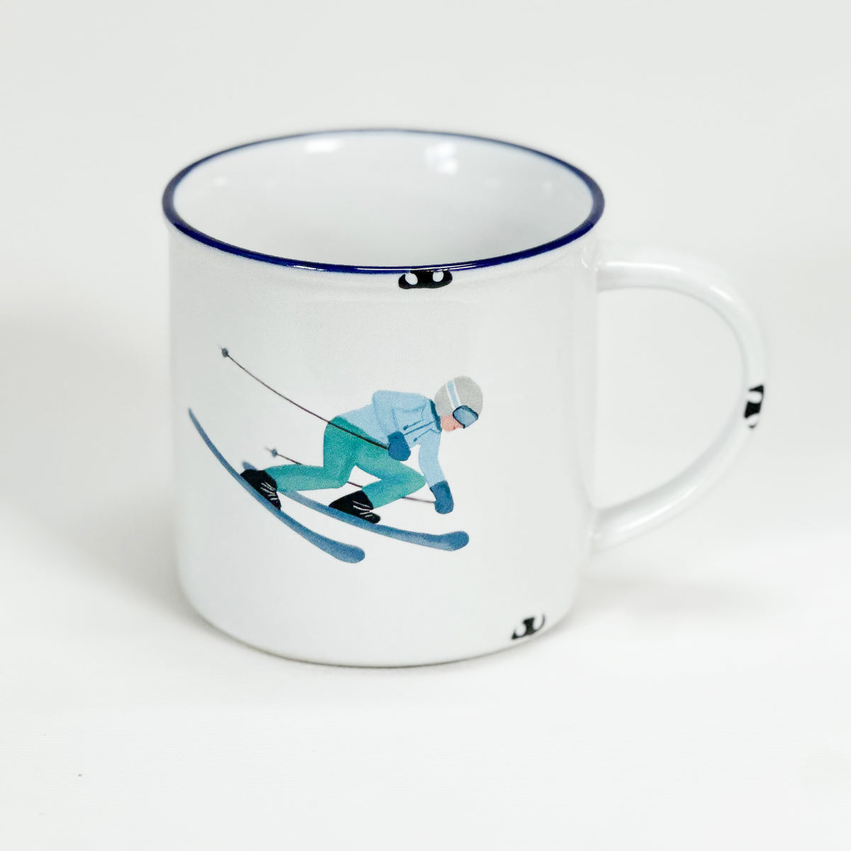 Vintage Keramiktasse im Emaille-look mit einem Skirennfahrer