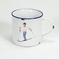 Vintage Keramiktasse im Emaille-look mit einem Skifahrer