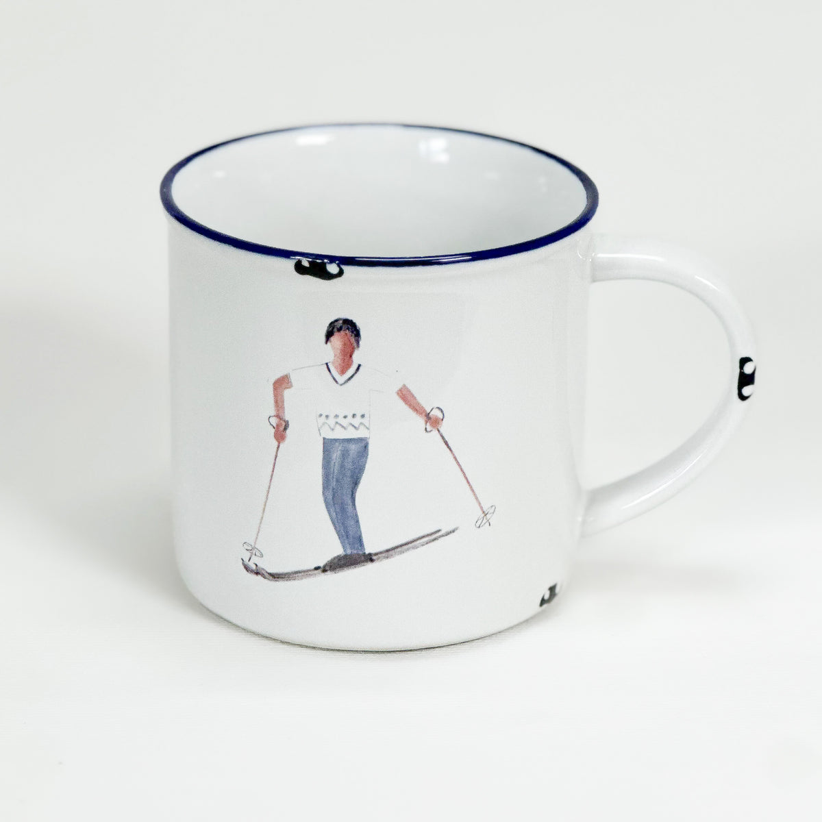Vintage Keramiktasse im Emaille-look mit einem Skifahrer