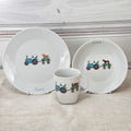 Produkt mit Kindergeskirr mit einem Traktor und Tieren, Kindergeskirr mit einem Traktor und Tieren, Produkt, Winterkollektion, Barbara's Porzellanwerkstatt