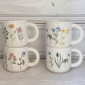 Set aus 4 Porzellantassen mit Blumen