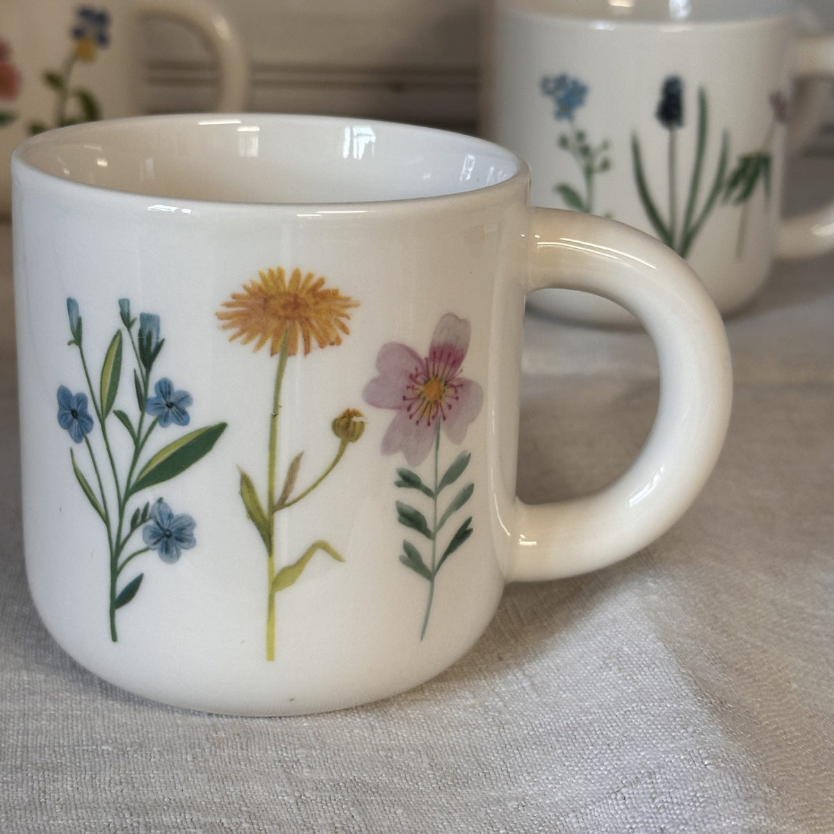 Set aus 4 Porzellantassen mit Blumen