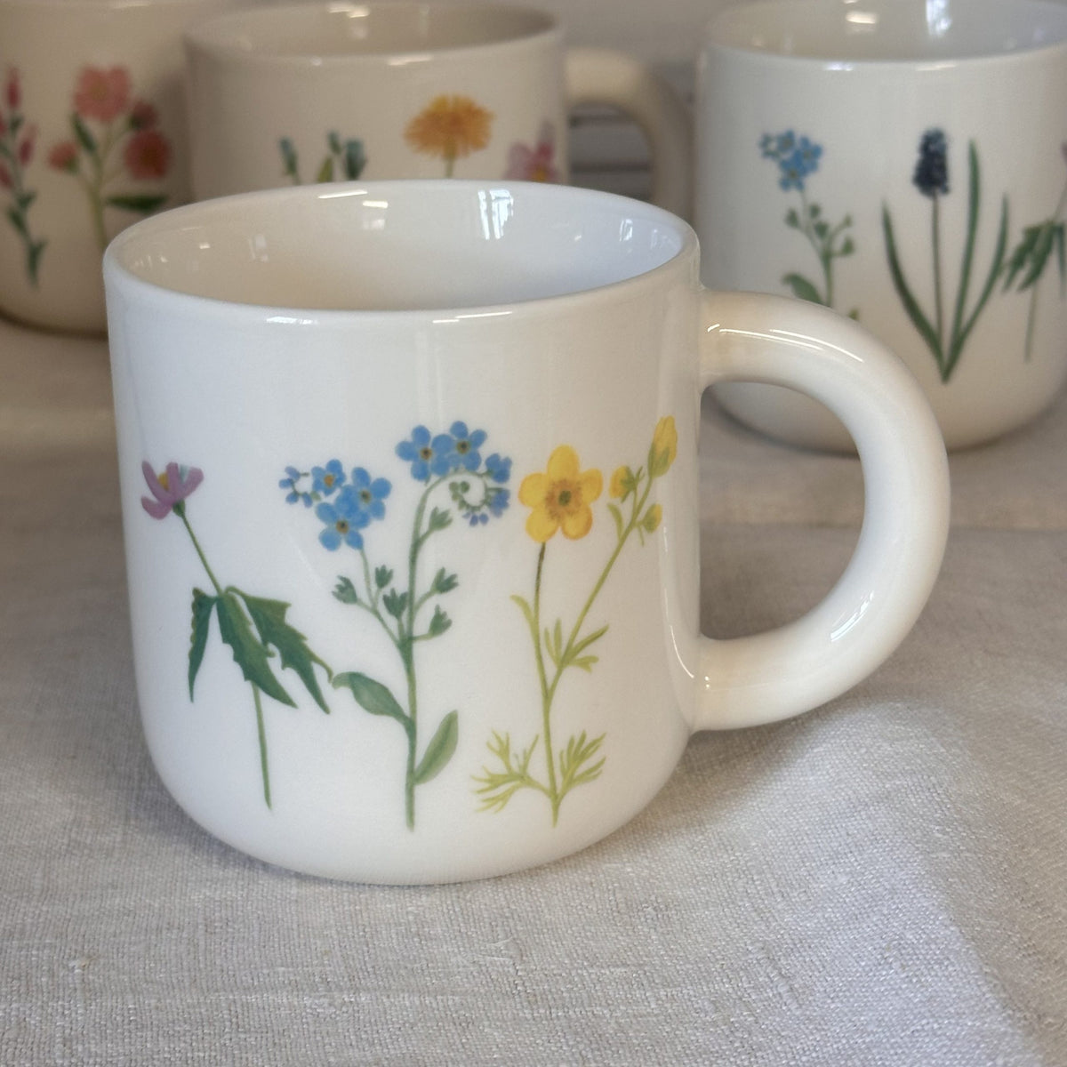 Set aus 4 Porzellantassen mit Blumen