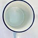 Keramiktasse mit blauem Rand, Vintage Look, Bub im Schnee, Teetasse Junge, Größe 1: 10x10cm