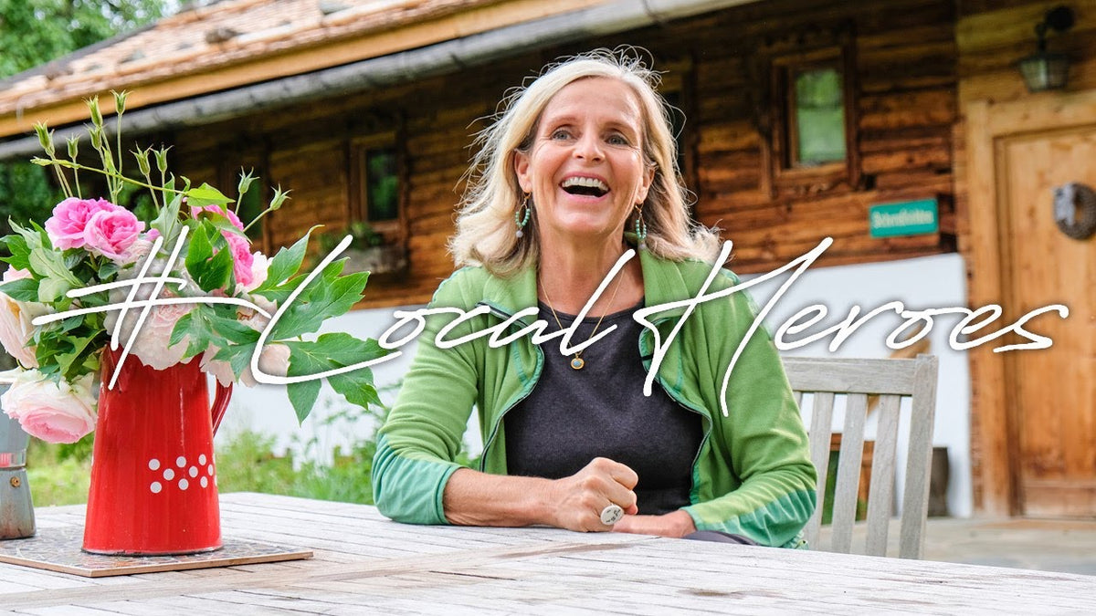 Barbara Schmidt vor ihrer Werkstatt – Vorschaubild zum Werkstattvideo